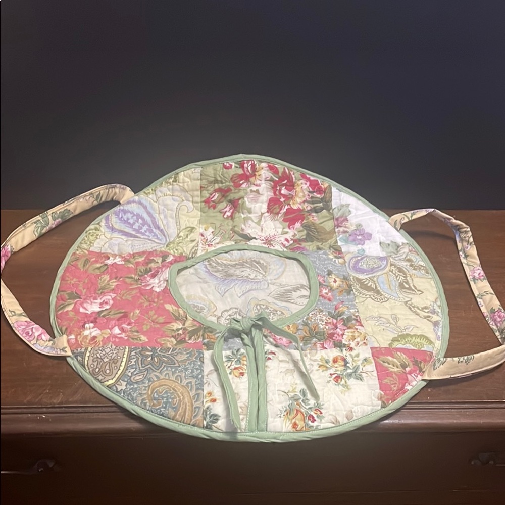 Floral Patchwork quilted Casserole carrier with Green Trim